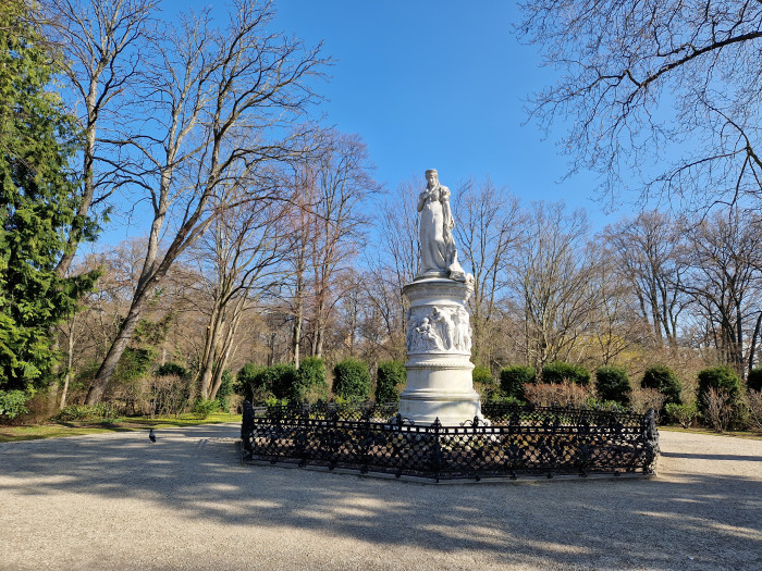 Das Galaxy S22 hat neben der Hauptkamera auch eine ...